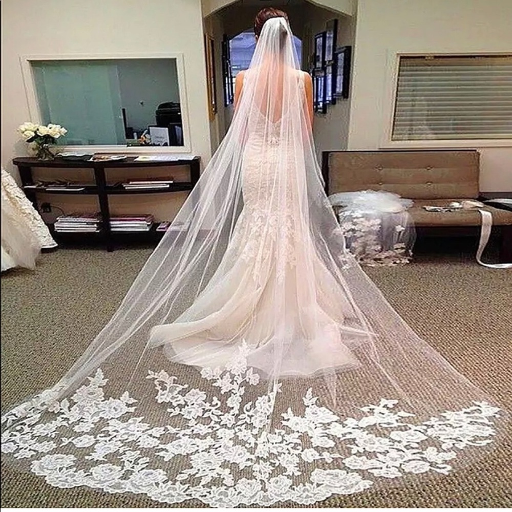 Lace cathedral veil (118 in)